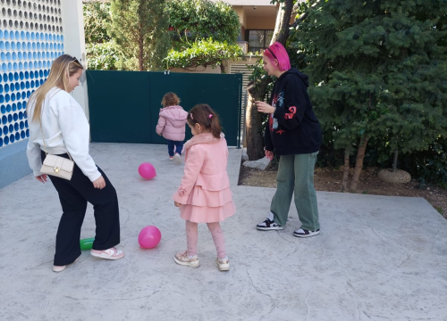 Fotografija 3 - Šibenski gimnazijalci kupili hranilice, igračke i  školski pribor za djecu u domu Maestral