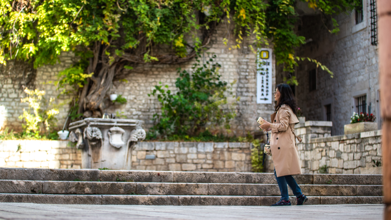 Gradska četvrt Stari grad: Zbog suncobrana na Meduliću spriječen pristup gliciniji kojoj je potrebna rezidba