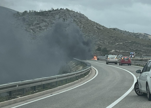 Automobil u plamenu kod izlaza s autoceste poviše Dubrave