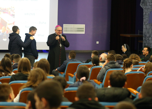 Održan susret krizmanika Šibenske biskupije