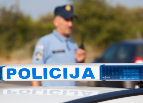 U prometnoj kod marine Kremik teško ozlijeđen 27-godišnjak: Pretjecao kamion pa se zabio u auto na ulazu za marinu