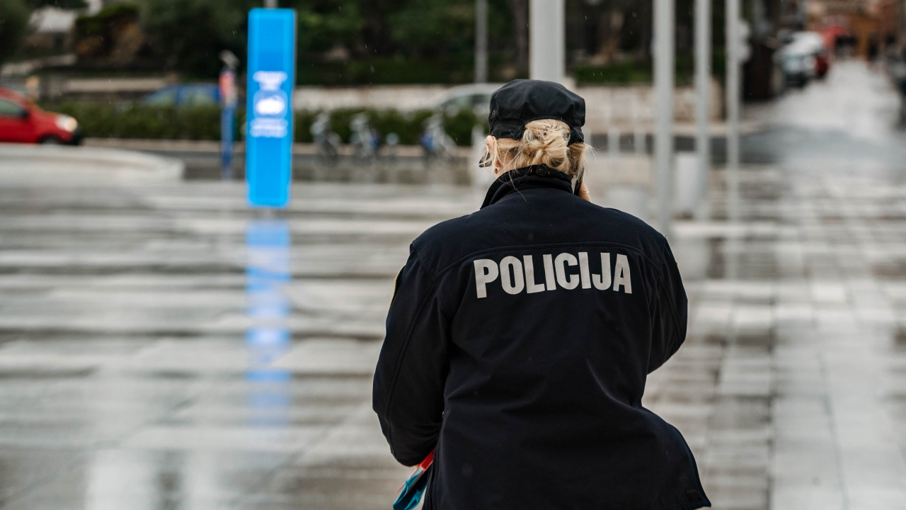 Žena (22) u više navrata krala novac iz kase obrta u trgovačkom centru u Šibeniku