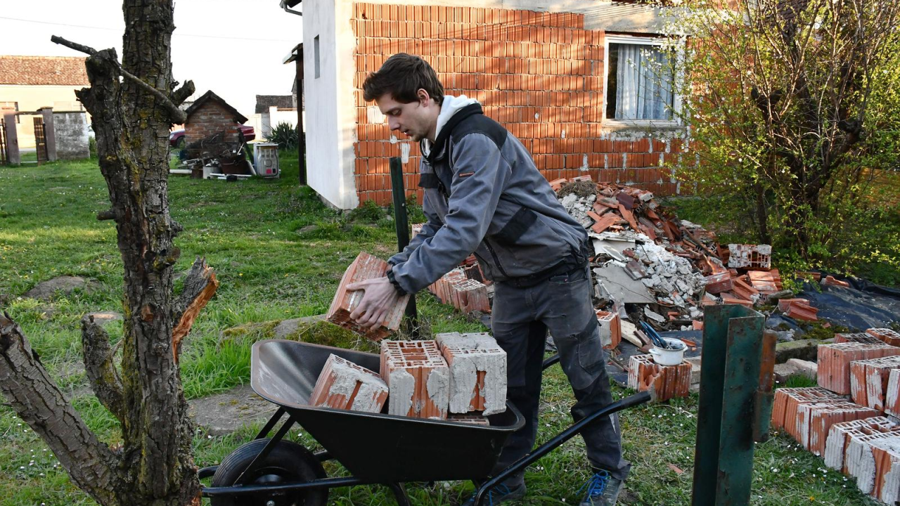 Ivan (25) nakon smrti roditelja preuzeo skrbništvo nad sestrama (11 i 16), treba mu vaša pomoć