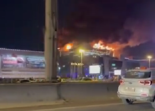 Pucnjava i eksplozije u Moskvi: Napadači upali u koncertnu dvoranu