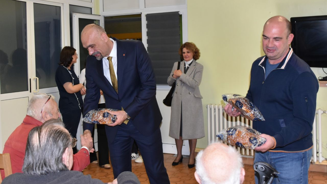 Župan Marko Jelić podijelio uskršnje pogače u Cvjetnom domu