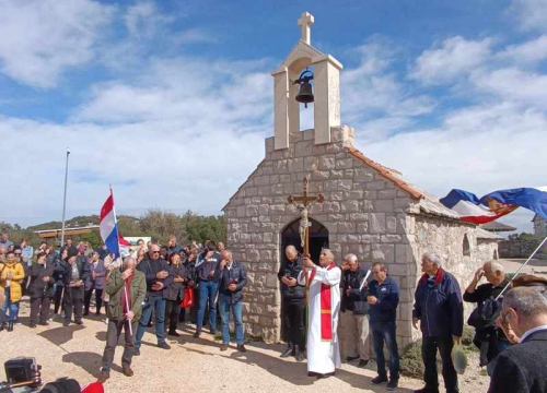 Fotografija 6 - Održan Križni put Hrvatske vojske i policije na brdu Kamenjak iznad Vranskog jezera