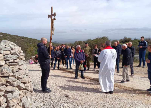 Fotografija 5 - Održan Križni put Hrvatske vojske i policije na brdu Kamenjak iznad Vranskog jezera