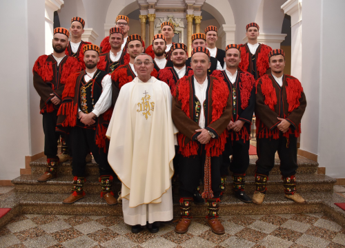 Marljivo njeguju svoje običaje: Čuvari Kristova groba u Mirloviću