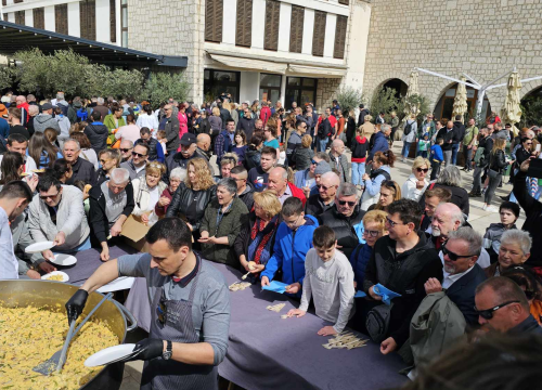 Uskrsni doručak i ove godine privukao brojne Šibenčane, fritaja 'planula' u nekoliko minuta