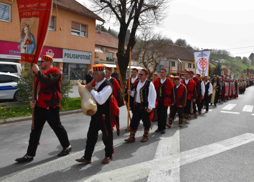 Fotografija 2 - U župi Sv. Ane u Loboru i čuvari Kristova groba iz Mirlovića