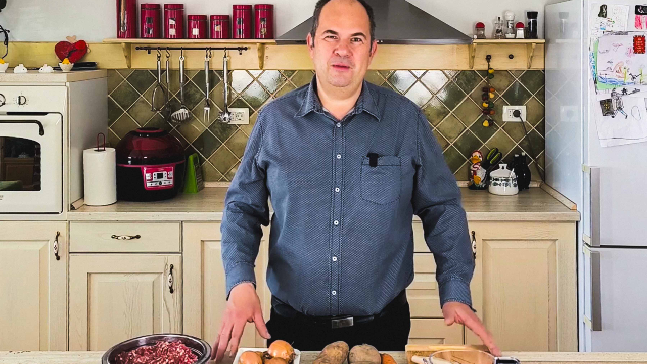 Obiteljska kužina by Ivo Kronja: Tajna savršene musake i hrskave bademove kiflice