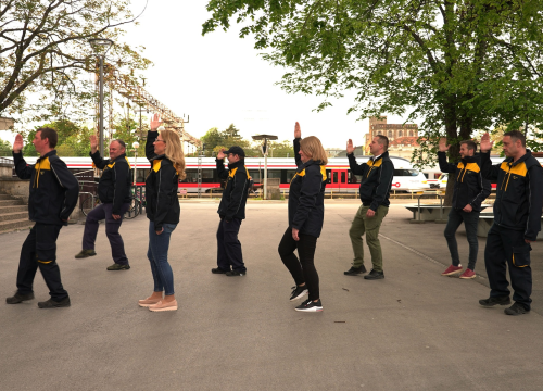 Fotografija 5 - Medicinske sestre, poštari, policajci, vatrogasci i balerine zaplesali u ritmu Rim Tim Tagi Dima