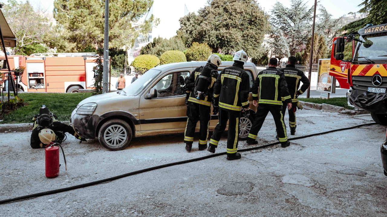 Zapalilo se auto kod PBZ banke u centru Šibenika: Vatrogasci brzom intervencijom spasili stvar
