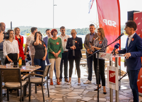 Fotografija 4 - Rijeke pravde u Šibeniku: 'U srijedu HDZ šaljemo daleko od naših novaca, daleko od krađe. Ne trebaju Hrvatskoj ni Orban ni Vučić'