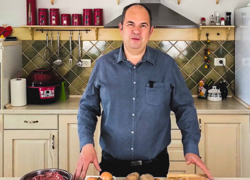 Obiteljska kužina by Ivo Kronja: Provjerite kako napraviti Izvorni bolognese umak i kolač od ricotte i jagoda