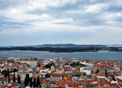 Promjenjivo oblačno sa sunčanim razdobljima, mogući i pljuskovi