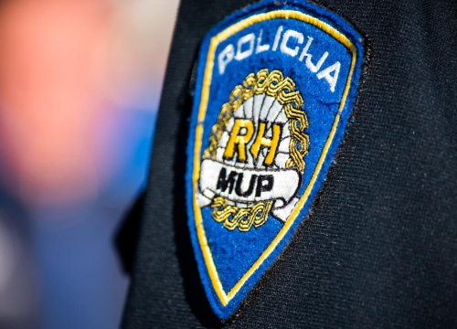 Muškarac u Brodarici prijetio 37-godišnjaku i oštetio mu ulazna vrata