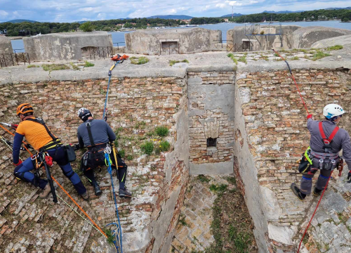 Tvrđava sv. Nikole se priprema za sezonu: Njene zidine očišćene od raslinja, trave...