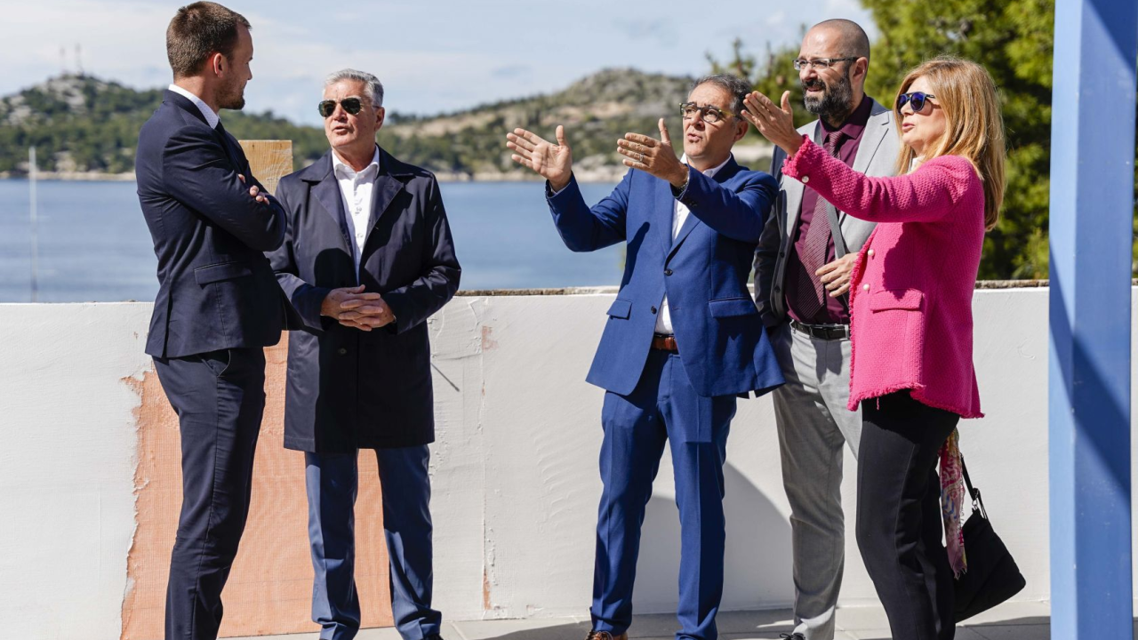 Ministar Šime Erlić obišao STEM učionicu u OŠ Juraj Dalmatinac