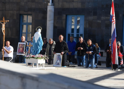 Molitelji opet klečali ispred gradske uprave, prosvjednice im ovaj put odgovorile siluetama ubijenih žena