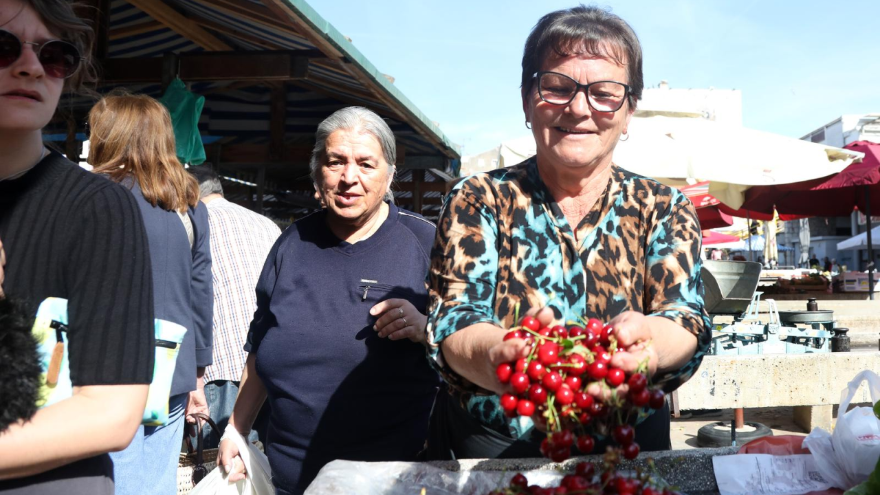 Prve trešnje stigle na šibensku pijacu, cijena im ide do 10 eura