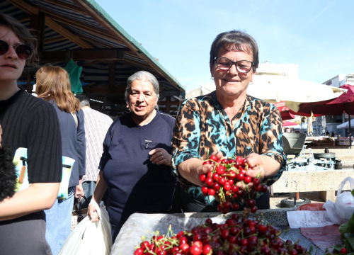 Prve trešnje stigle na šibensku pijacu, cijena im ide do 10 eura