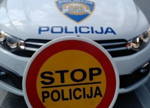 U staroj gradskoj jezgri 23-godišnji vozač mopeda napao i ozlijedio 60-godišnjaka