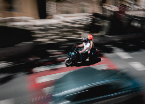 S parkiranog motora u Šibeniku ukradeni dijelovi