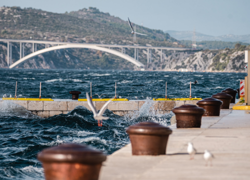 Sunčano s naoblakom i jakim jugom