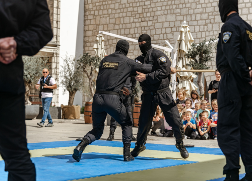 Fotografija 2 - Policajci 'zauzeli' trg ispred Županije kako bi prezentirali svoje zanimanje