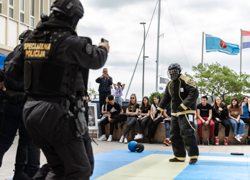 Fotografija 8 - Policajci 'zauzeli' trg ispred Županije kako bi prezentirali svoje zanimanje