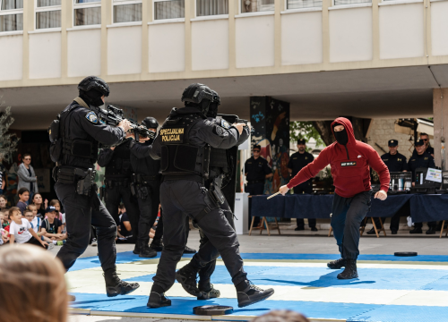 Fotografija 7 - Policajci 'zauzeli' trg ispred Županije kako bi prezentirali svoje zanimanje