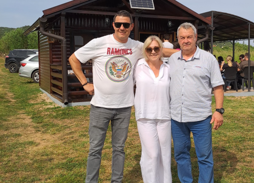 Fotografija 5 - Šibenski studenti na OPG-u Uroda učili o značenju maslinovog ulja kao lijeka i hrane