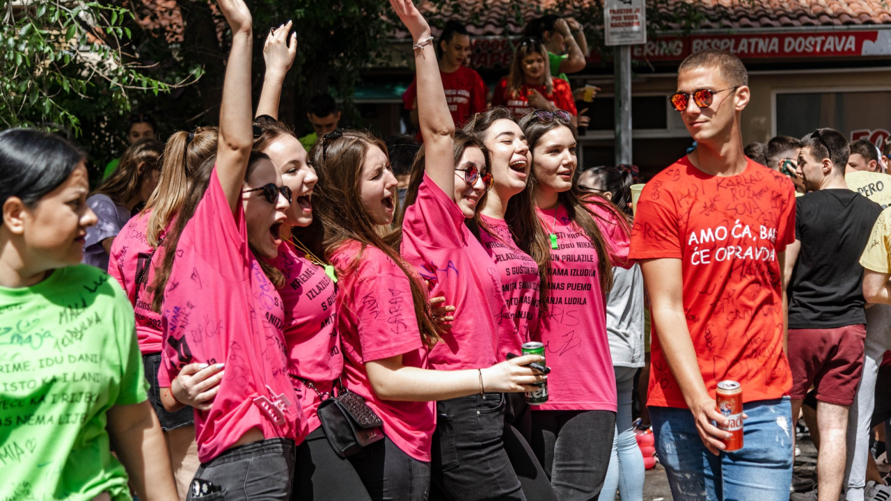 Šibenski maturanti opraštaju se od škole: Slave uz domaće hitove, a budućnost vide vani