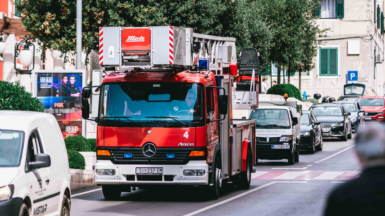 Izbio požar u Industrijskoj zoni Podi, na intervenciju izašlo 10 vatrogasaca