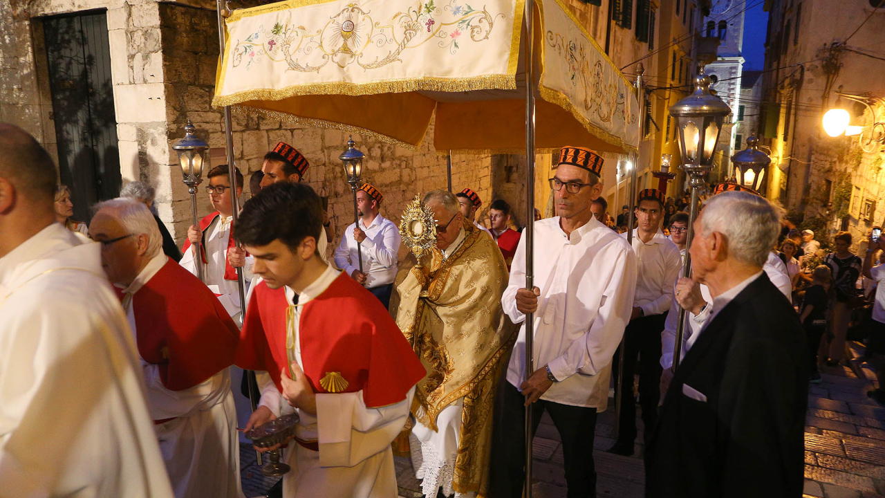 Šibenčani misom u katedrali pa procesijom proslavili svetkovinu Tijelova