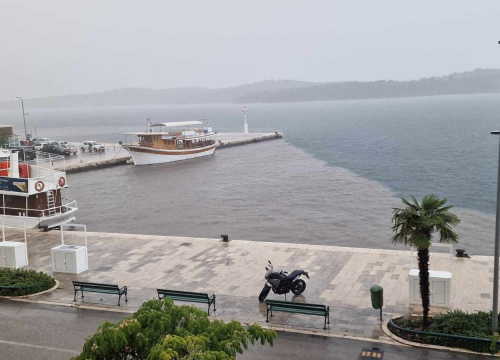 Obilna kiša poplavila rivu i zamutila more: ‘Smrad fekalija je nesnošljiv’