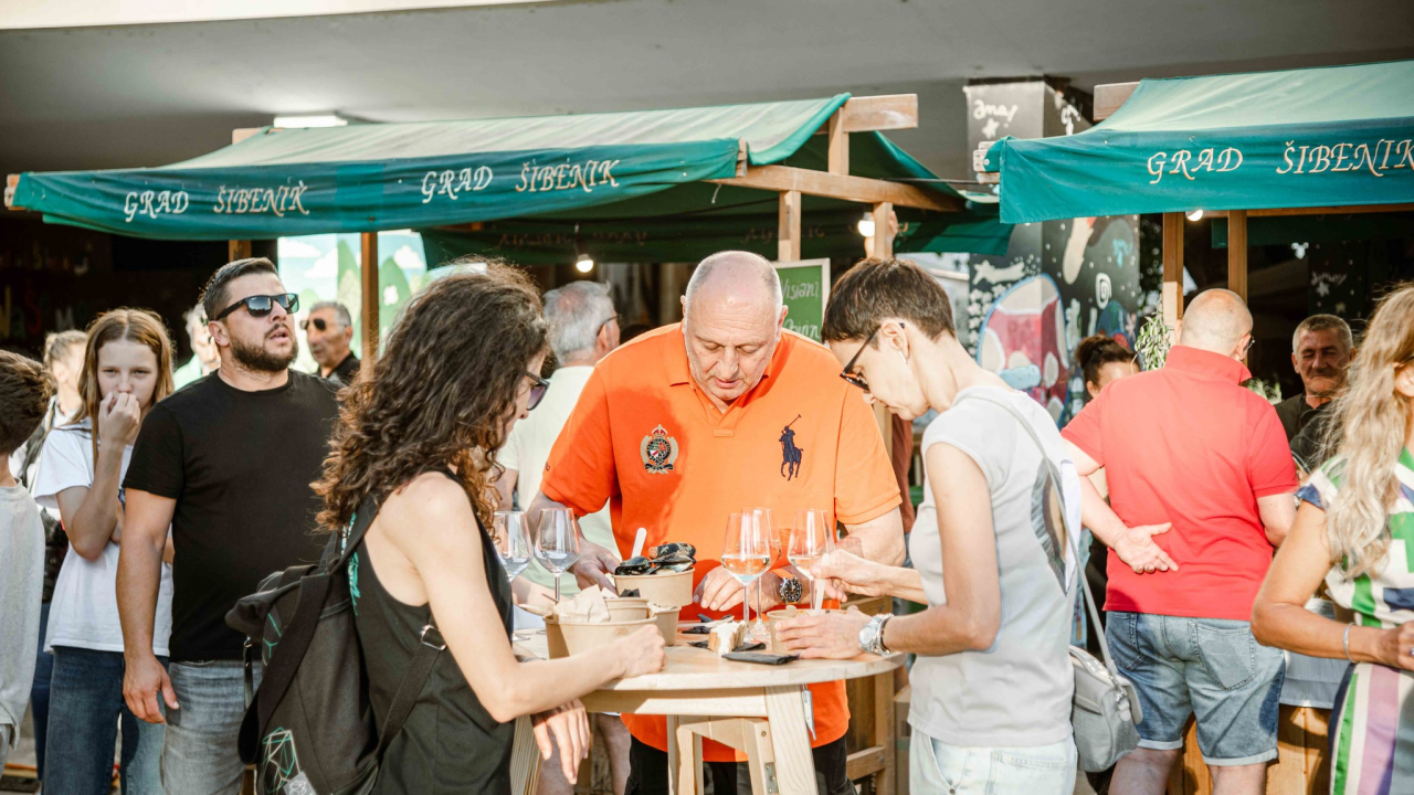 Zbog jednog skladnog para trg ispred Županije i ove je godine pun