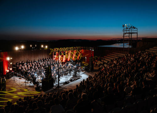 Proslava velikog jubileja: Istinski glazbeni užitak na koncertu Kola i Orkestra HV-a na tvrđavi sv. Mihovila