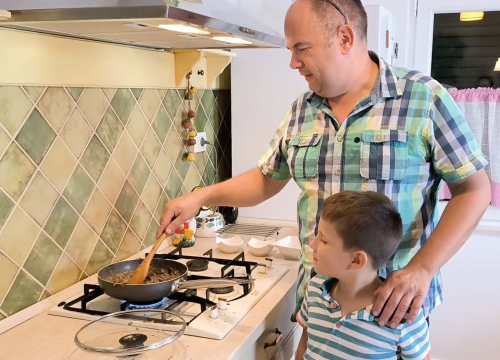 Obiteljska kužina by Ivo Kronja: Pašteta od pilećih jetrica i brzi kolač s marelicama