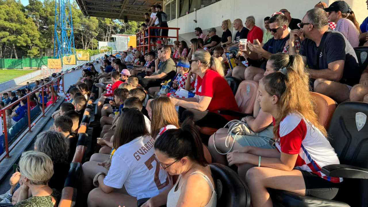 Na zapadnoj tribini Šubićevca pratite hoće li popodnevna fjaka više smetati Albancima ili našima