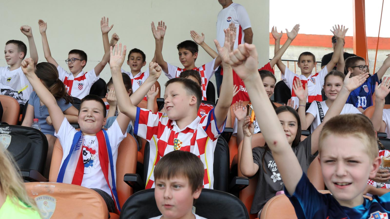 Za Hrvatsku su sa stadiona na Šubićevcu navijali i učenici s učiteljicama