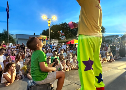Fotografija 5 - Klaun Spartanko oduševio najmlađe Pirovčane