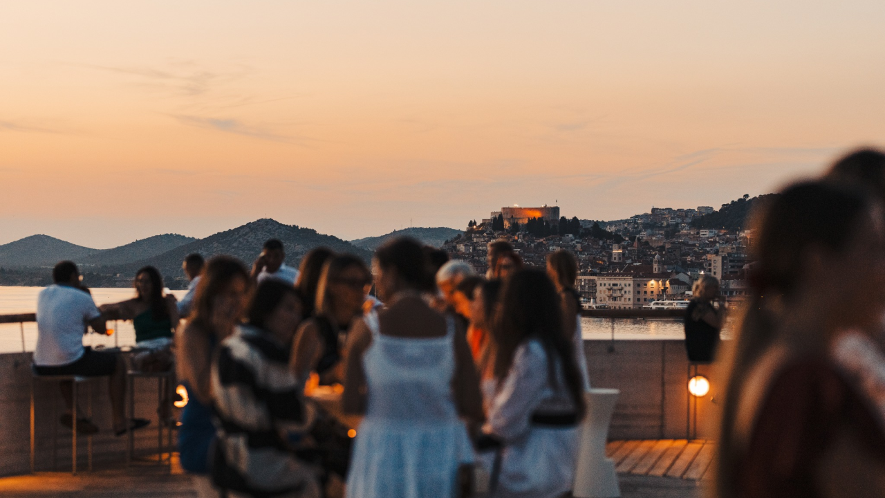 Tople ljetne noći začinite dobrim provodom u Roof Baru by Moet & Chandon u D-Resortu!