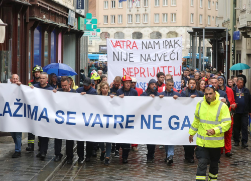 Hrvatsku bi usred sezone požara mogao dočekati štrajk vatrogasaca, problem su plaće