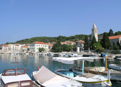 Naselja na Prviću nisu starija od 15. stoljeća, a benediktinci na otoku više su plod mašte