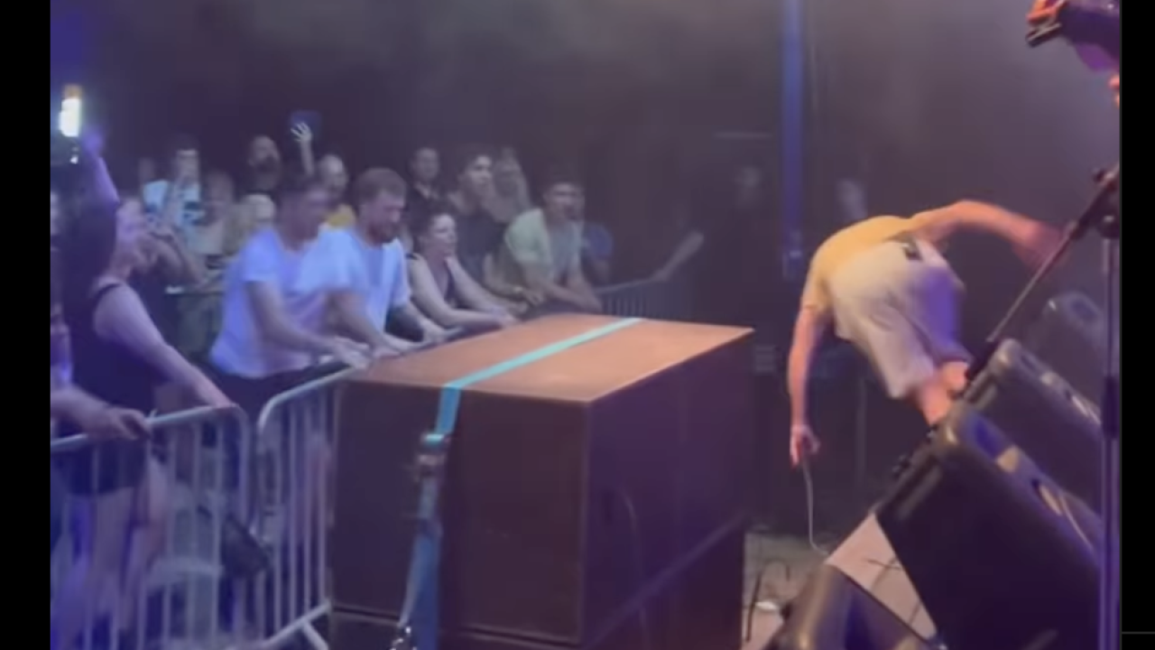 Mile Kekin na Regiusu slučajni kaskader, snimljeno kad je pao sa pozornice