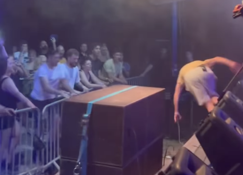 Mile Kekin na Regiusu slučajni kaskader, snimljeno kad je pao sa pozornice