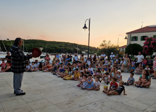 Prvić Luka puna mališana na lutkarskoj predstavi usred mista