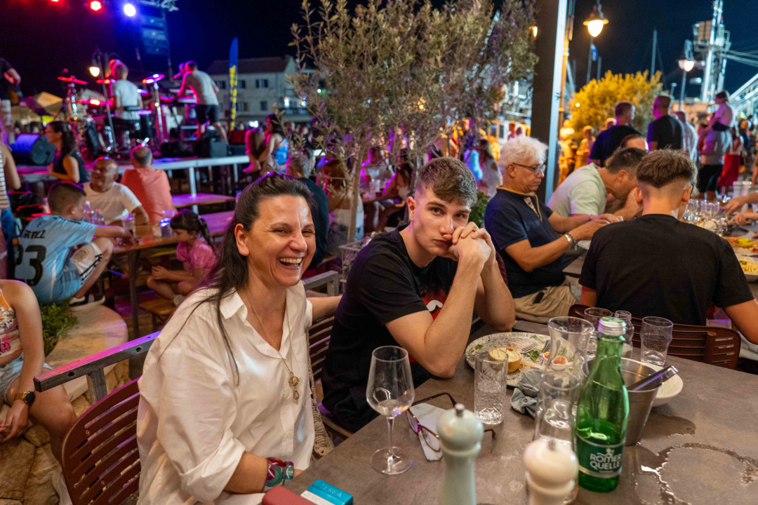 Vodički portal ima odlične fotke sa sinoćnje fešte u Tribunju i štos sugestiju načelniku